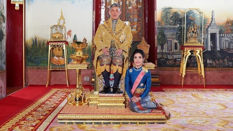 Король Таиланда выпустил свою официальную любовницу из тюрьмы (10 фото)