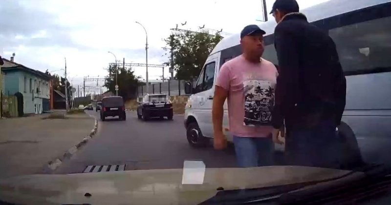 Успокаивающий перцовый баллончик: в Саратове агрессивный водитель напал на студента (3 фото + 1 видео)