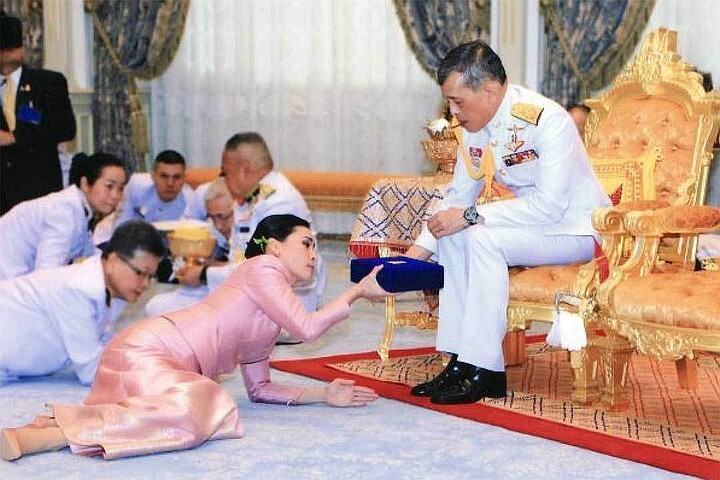 Жены и любовницы короля Таиланда: Одну кормил из собачьей миски, другую - отправил к смертникам (6 фото)