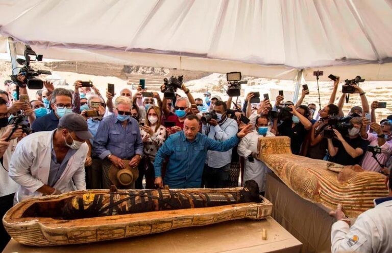 Археологи открыли древние египетские гробницы и нашли 50 мумий с удаленным у них мозгом (7 фото)