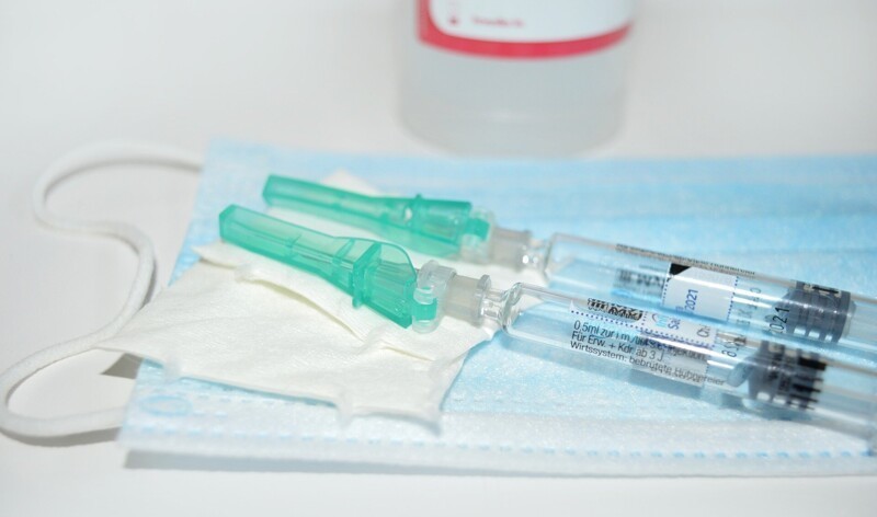 В РФ зарегистрирована уже вторая вакцина от коронавируса, третья на очереди (1 фото)