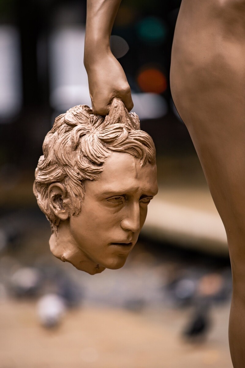 В Нью-Йорке установили статую Медузы Горгоны c головой Персея в руках (6 фото)