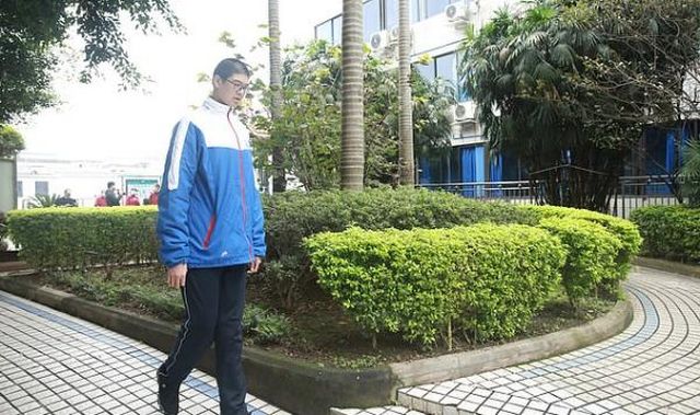 Рен Кей - 14-летний мальчик-великан из Китая, который может стать самым высоким человеком в мире (6 фото)