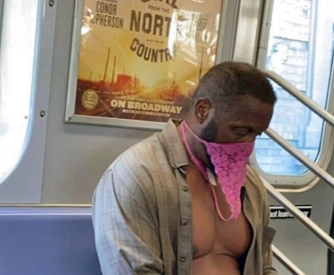 Безумные маски, которые можно встретить в метро во время эпидемии (14 фото)