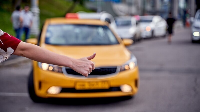 Таксист-облизун похитил пассажирку и отвёз её к себе домой (2 фото)