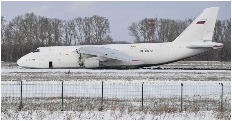 Самолет Ан-124 выкатился за пределы полосы во время посадки (1 фото + 1 видео)