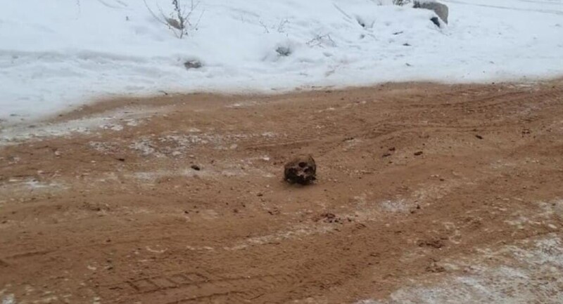 В российском городе дороги посыпали песком с кладбища (6 фото)