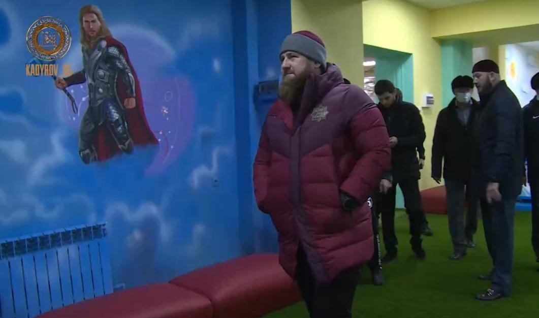 Кадыров дал команду закрасить персонажей Marvel в детском саду и нарисовать чеченских героев (3 фото)