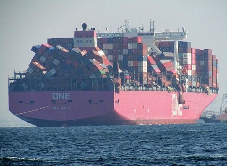 Во время шторма с японского судна за борт упало 2 000 контейнеров (5 фото)
