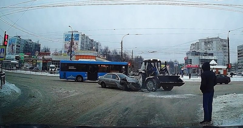 Столкновение легковушки с трактором в Твери (2 фото + 1 видео)