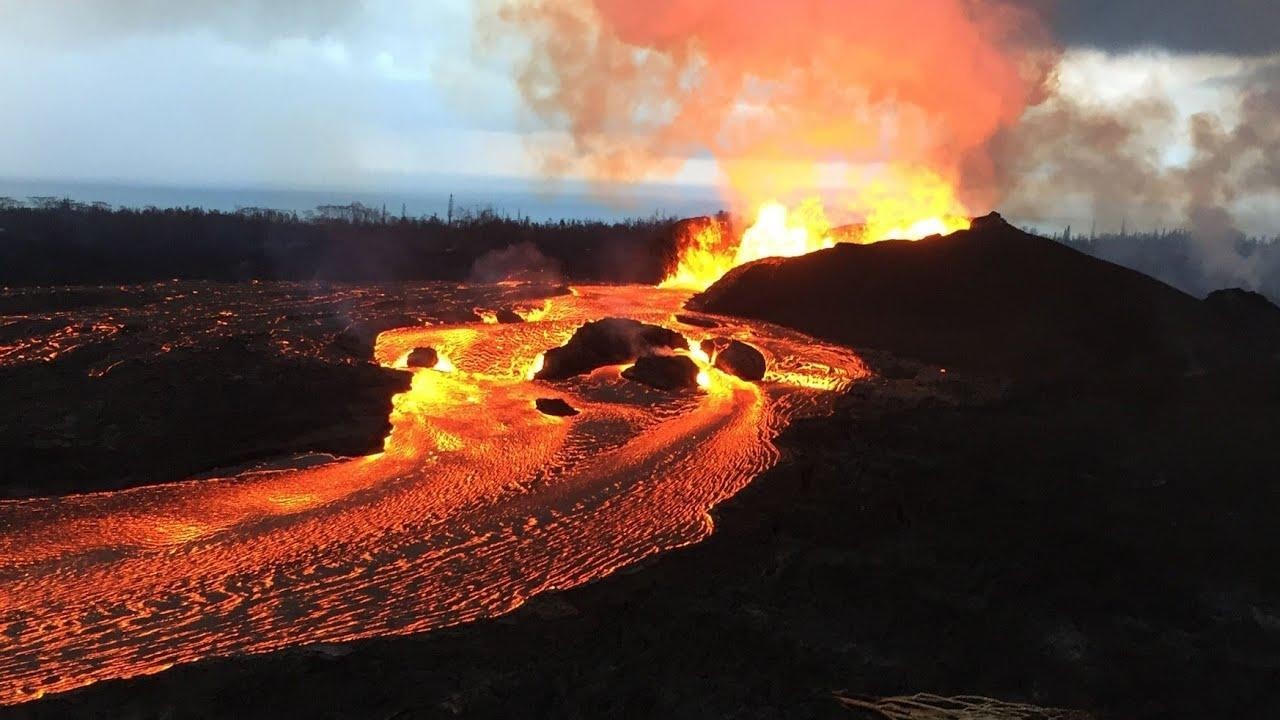 Гавайи в огне: Мировые СМИ показали видео неистовой ярости островного вулкана (2 фото + 6 видео)
