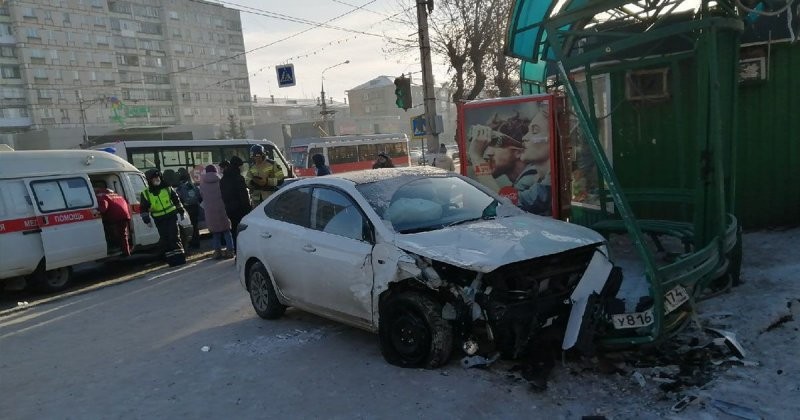 В Магнитогорске Hyundai въехал в остановку (3 фото + 1 видео)
