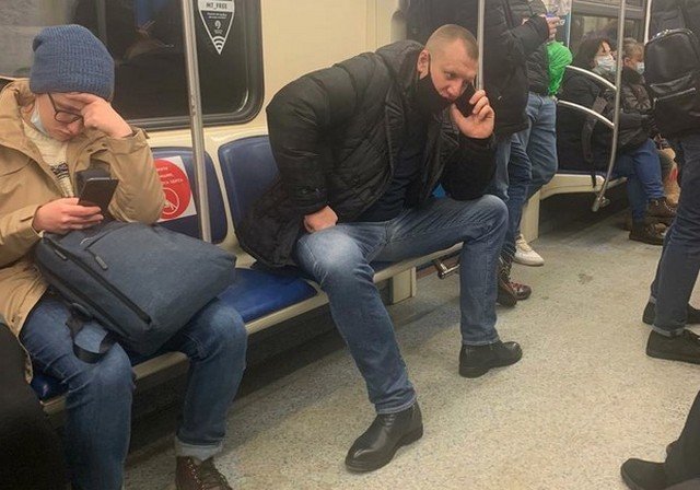 Новые приколы 2020: Пользователи Сети обсуждают пассажира в метро (11 фото) - 30.12.2020