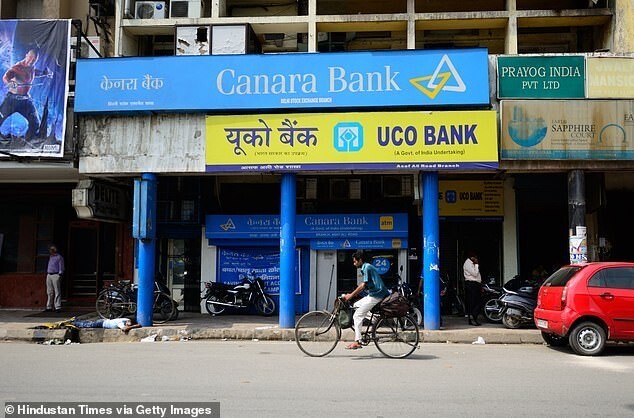 В Индии тело покойника принесли в банк, чтобы снять с его счета деньги (1 фото)