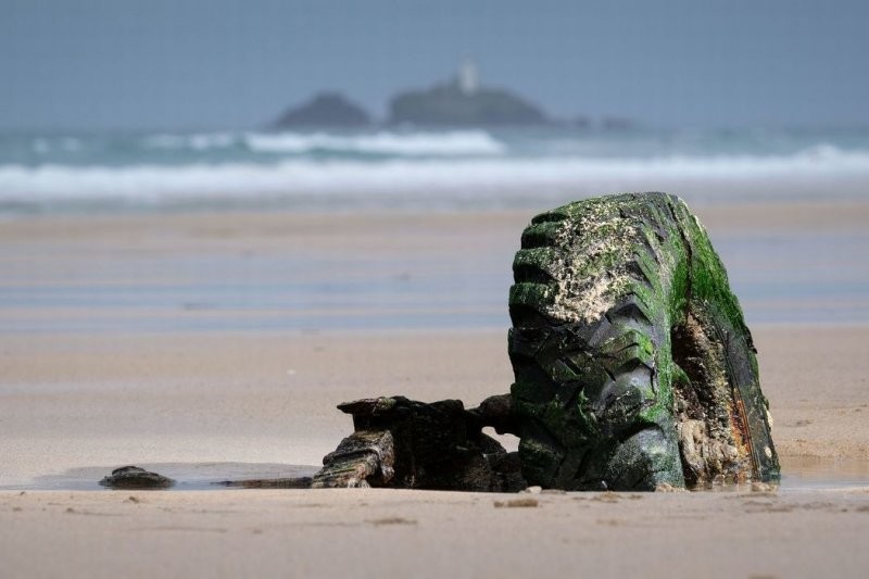 Land Rover «выглянул» из песка через 31 год после того, как застрял на пляже в Великобритании (15 фото)
