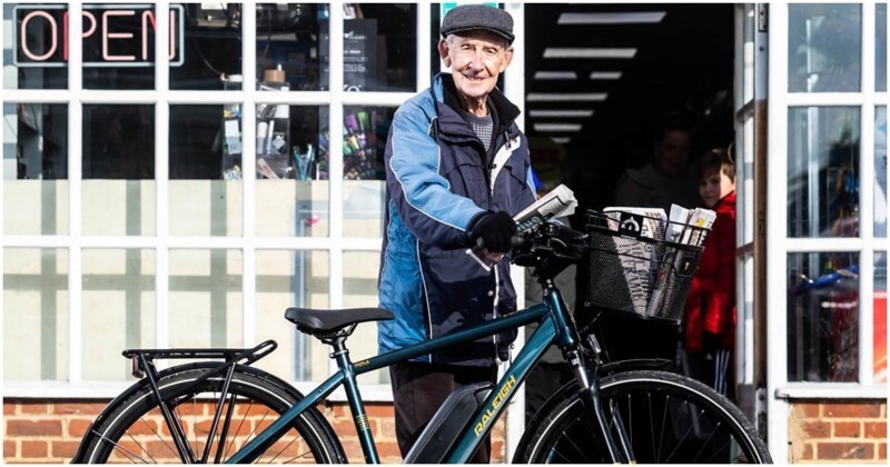 Добрые новости: 80-летнему почтальону подарили велосипед, чтобы он мог продолжать работать (3 фото)