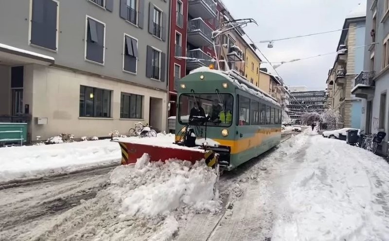 Работа необычного снегоуборочного трамвая в Цюрихе глазами вагоновожатого (4 фото + 1 видео)