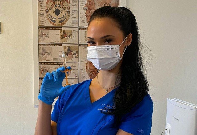 Медик Victoria Ebarrett, которая стала звездой TikTok, благодаря выдающимся формам (15 фото + видео)