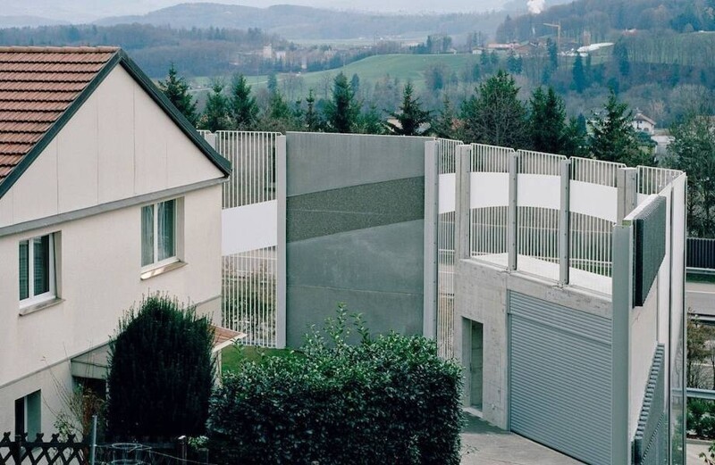 Почему вокруг домов Швейцарии возводят многометровые стены (15 фото)