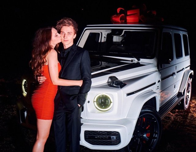 Вслед за Моргенштерном: блогер Влад Бумага подарил своей девушке Юлии Годуновой машину (15 фото)