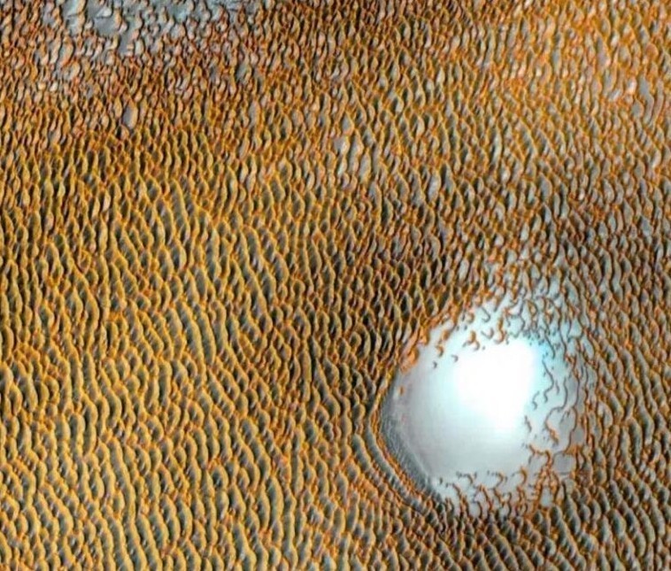 Потрясающее изображение «Море дюн» на Марсе (3 фото)