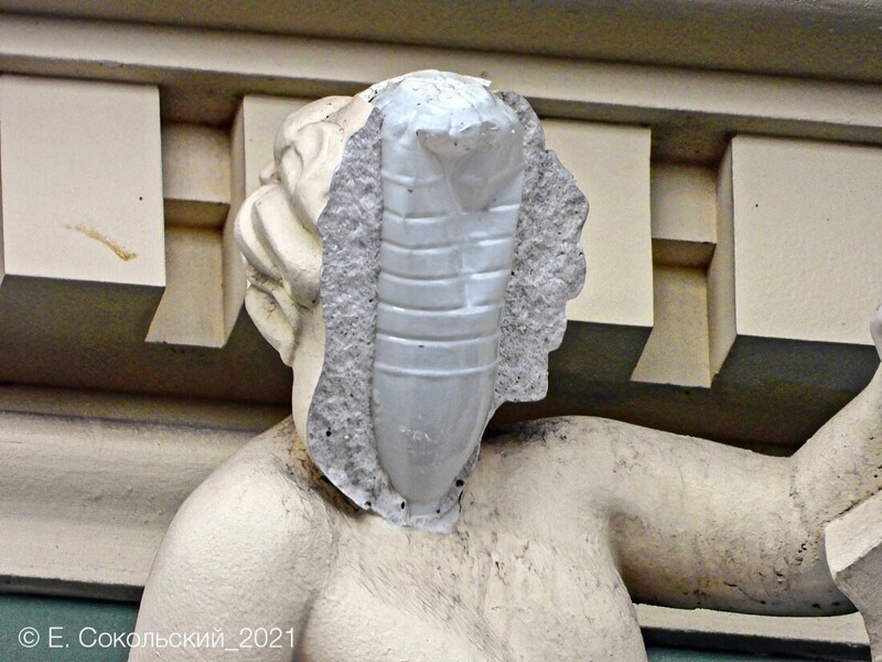 У отреставрированной на доме статуи отвалилось лицо. Внутри оказалась пластиковая бутылка (5 фото)