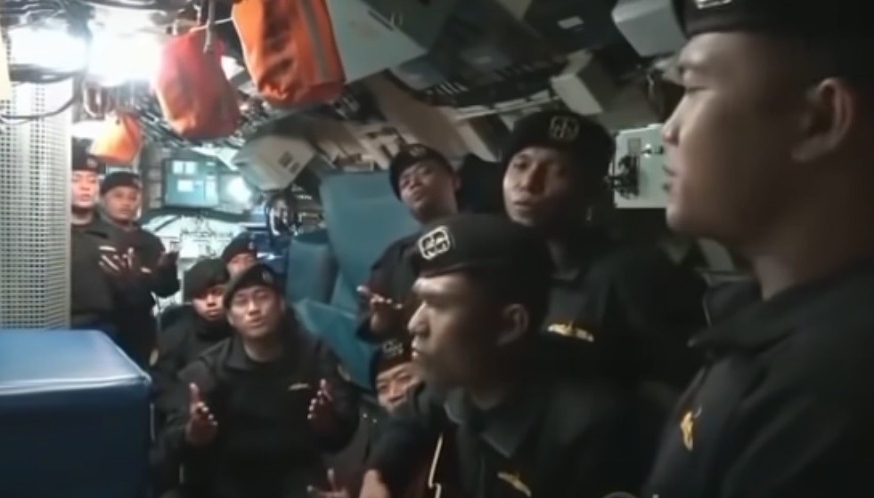 Запись прощальной песни погибших подводников попала в сеть (3 фото + 2 видео)