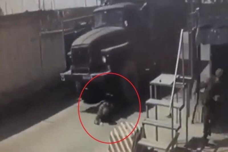 В подмосковной воинской части водитель грузовика не заметил военнослужащего и задавил его (4 фото + 1 видео)