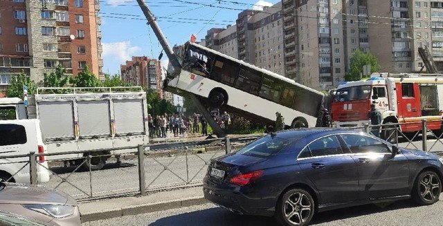 В Петербурге на Ленинском проспекте автобус въехал в столб (12 фото + 2 видео)