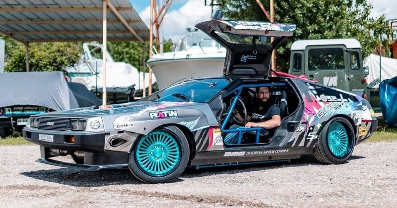 «Drift to the Future» — француз создал DeLorean с двигателем V8 спереди (10 фото + 1 видео)