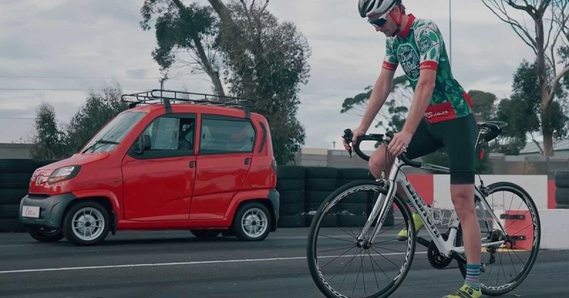 Драг-рейсинг: самый дешевый автомобиль в мире против велосипеда (2 фото + 1 видео)