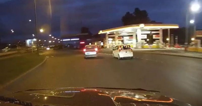 Водитель «Ларгус» опрокинул на бок малолитражку в Санкт-Петербурге (4 фото + 1 видео)