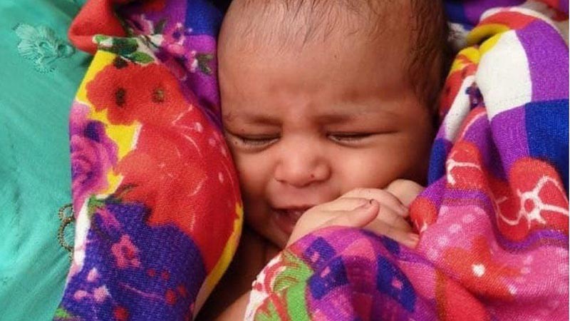 В Индии лодочник спас новорожденную девочку, плывущую в ящике по реке (5 фото)