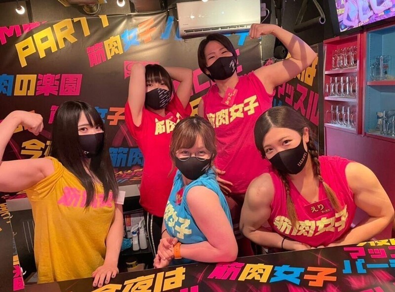 В Японии открылся бар для любителей мускулистых девушек (8 фото)