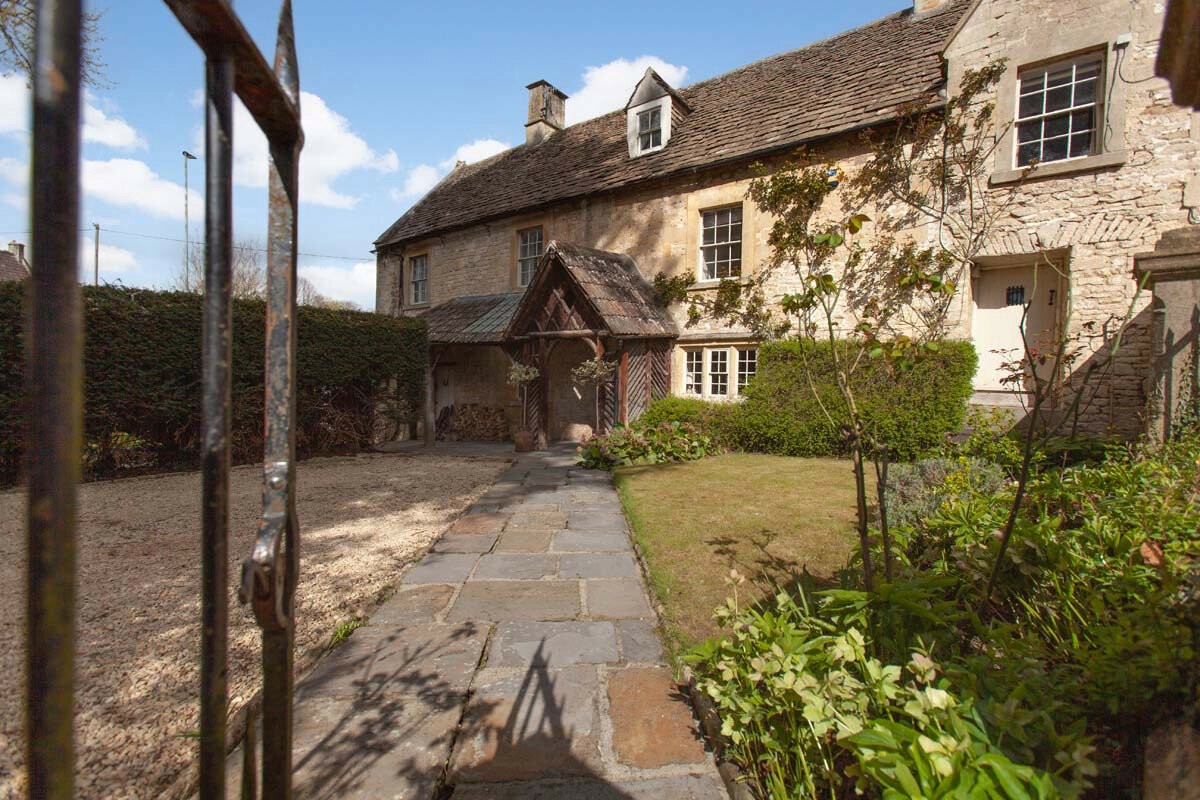 В Англии продаётся дом 16-го века с черепахой (9 фото)