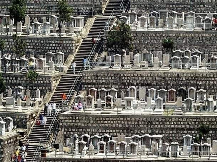 Необычное кладбище в Гонконге, построенное в виде амфитеатра (10 фото)