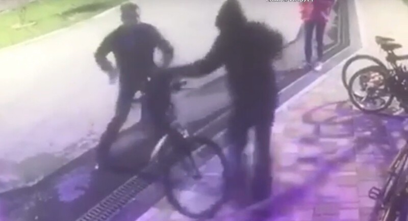 Бандит попытался украсть велосипед, но бдительные охранники настигли его (4 фото + 1 видео)