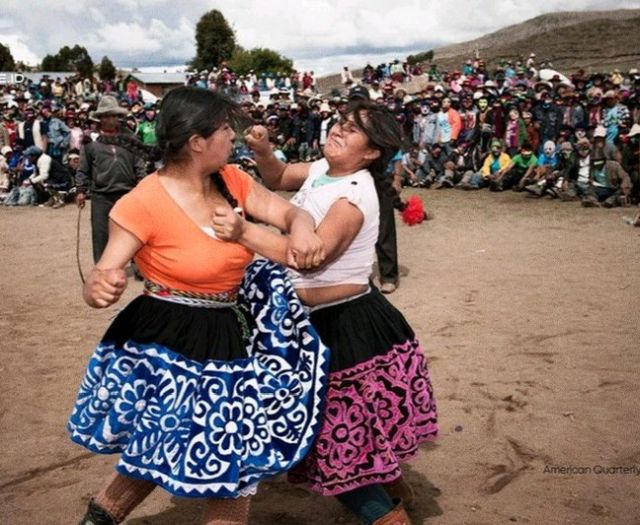 Таканакуй - веселый фестиваль в Перу, где люди могут легально подраться с человеком, который им не нравится (8 фото)