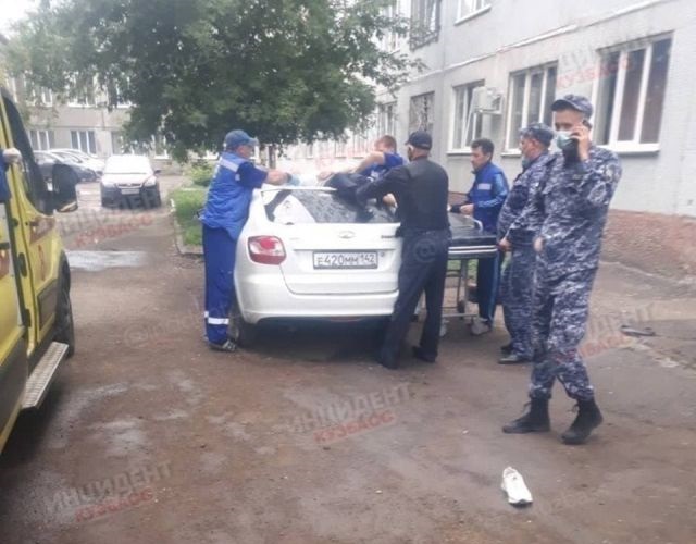 В Кемерово мужчина выпал из окна и приземлился на припаркованный автомобиль (2 фото + видео)