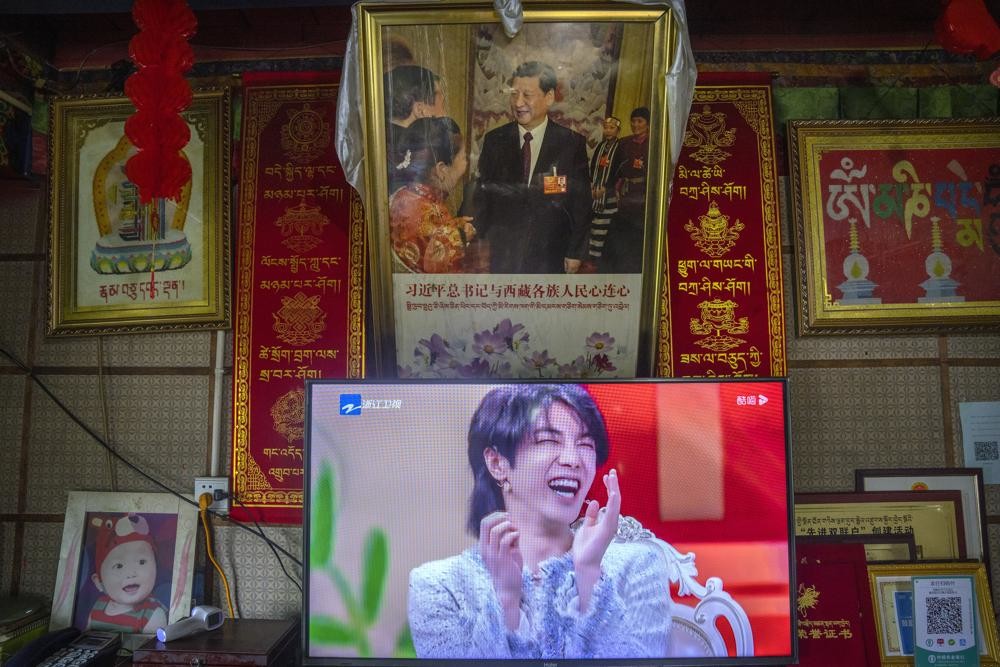 В Китае запретили показывать по телевизору женоподобных мужчин (4 фото)