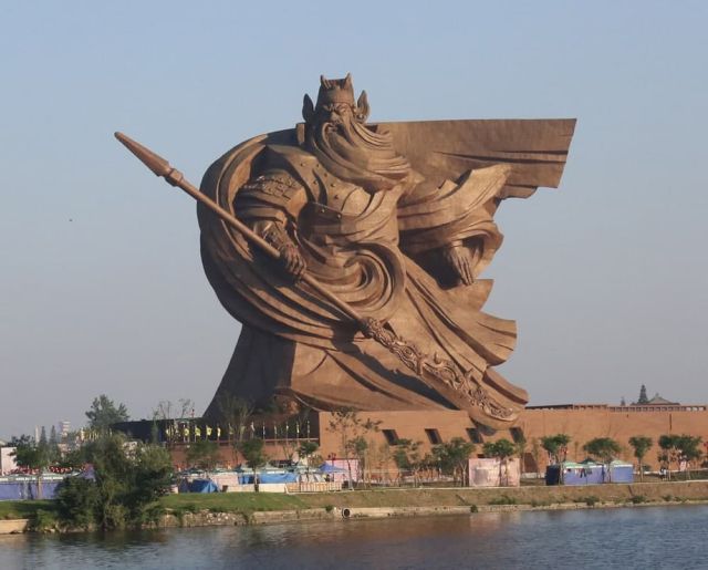 В Китае по просьбе граждан власти потратят 24 миллиона долларов, чтобы перенести 58-метровую статую (2 фото)