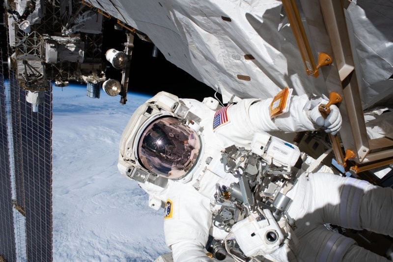 Ученые пытаются найти решение проблемы чистого белья астронавтов (1 фото)