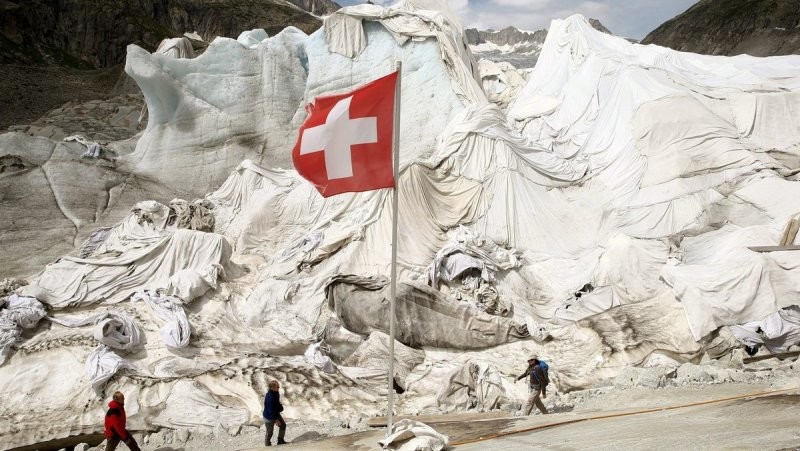 Швейцарцы заворачивают ледники в 