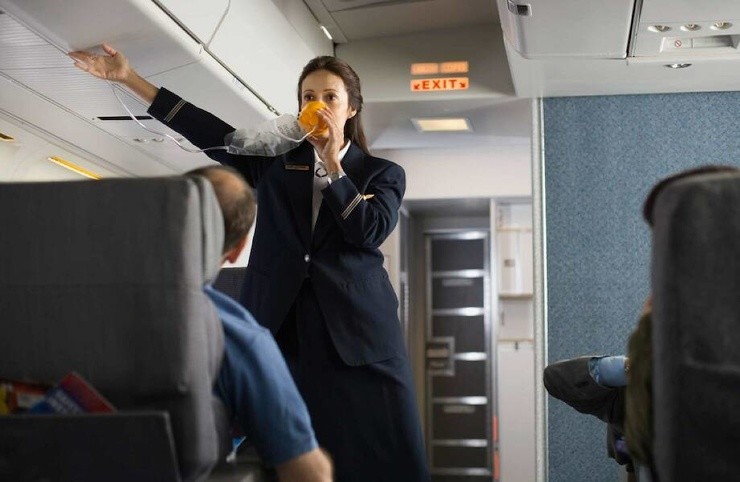 Почему кислородные маски в самолете на самом деле не содержат кислород (3 фото)