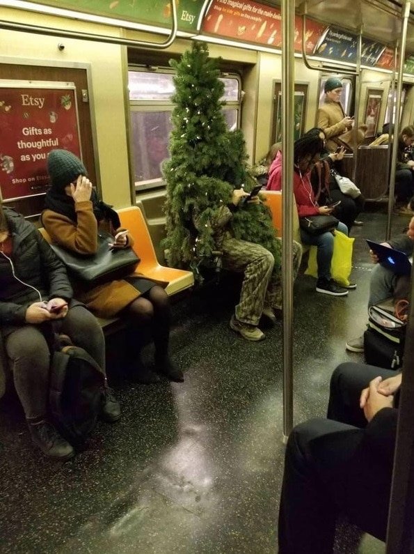 Необычные персонажи и ситуации в метро (18 фото)