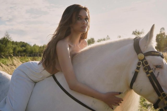 Голая Алена Водонаева оседлала коня и поскакала по полям (9 фото)