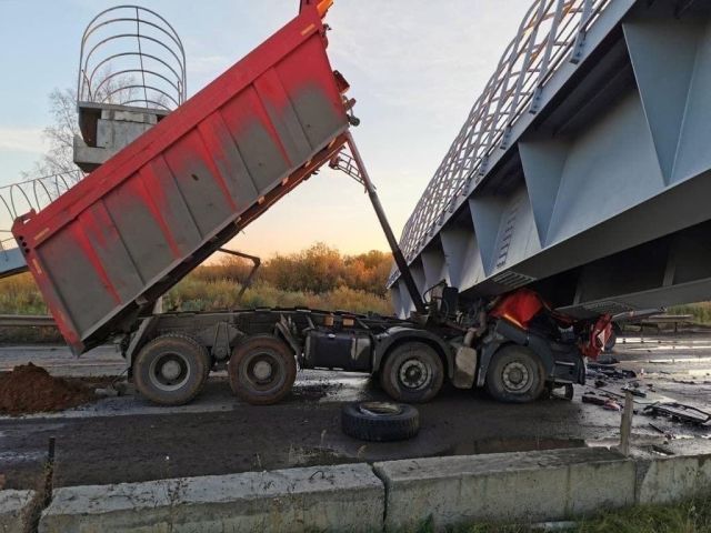 Ужасная авария на трассе Пермь - Екатеринбург: пешеходный переход упал на грузовик (5 фото + видео)