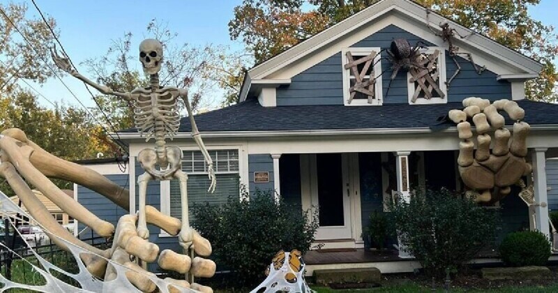 Любитель Хэллоуина украсил свой дом гигантским скелетом, выползающим из земли (14 фото)