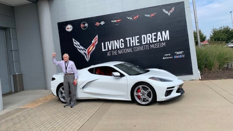 95-летний ветеран получил новенький Chevrolet Corvette 2022 года всего через 30 дней после его заказа (4 фото)