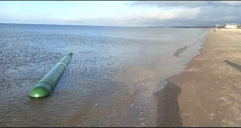 В Северодвинске к берегу моря прибило восьмиметровую торпеду (1 фото)